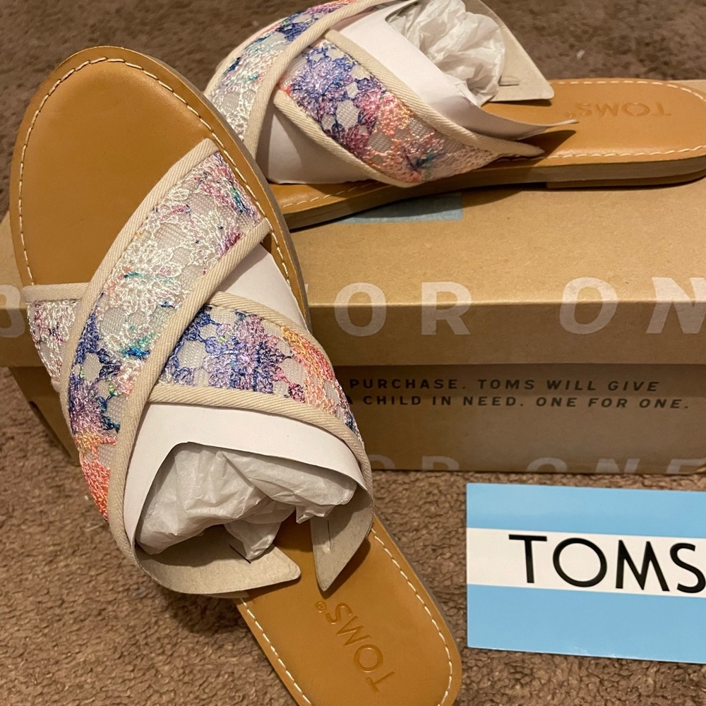 🌟🌟New in box🌟🌟Toms women’s sandals size 9…cute cute shoes!!